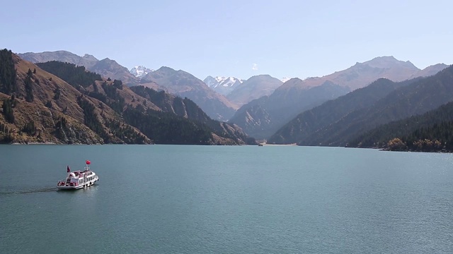 天山天池国家地质公园天湖风光。与旅游的船视频下载