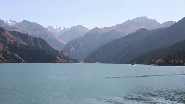 天山天池国家地质公园天湖风光。与旅游的船视频下载