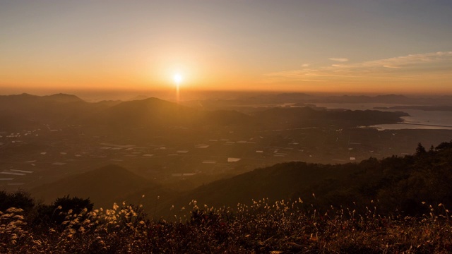 韩国全罗南道，太阳升起时，云海笼罩在Juwolsan山和村庄上/ Boseong-gun视频素材