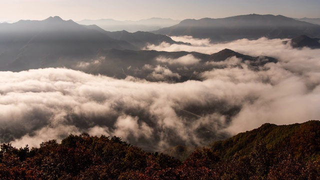 韩国江原道，Bongnaesan山/ yeongwal -gun上空的云海视频素材