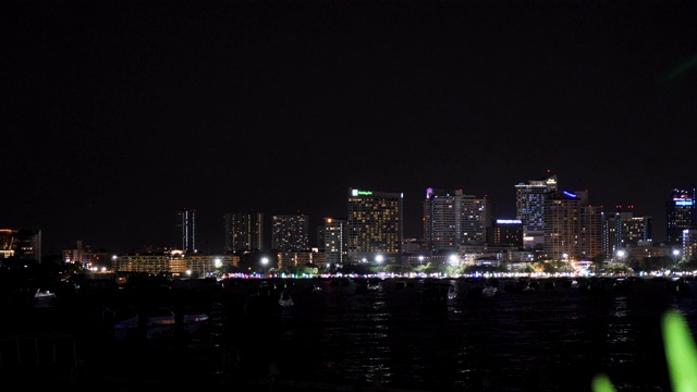 4K T/L时间推移鸟瞰图芭堤雅海滩路天际线和滨水城市景观在泰国。在晚上拍摄的道路，酒店和汽车交通用他们的霓虹灯照亮了海滩。视频素材