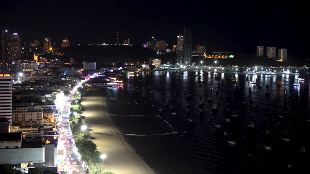 4K T/L时间推移鸟瞰图芭堤雅海滩路天际线和滨水城市景观在泰国。在晚上拍摄的道路，酒店和汽车交通用他们的霓虹灯照亮了海滩。视频素材