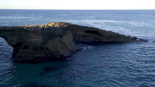 Praia do Malhao海滩岩石景观悬崖在葡萄牙视频素材