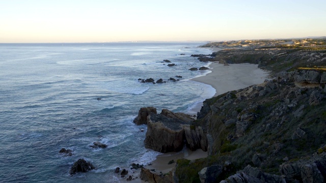 Praia do Malhao海滩的日出，在葡萄牙视频素材