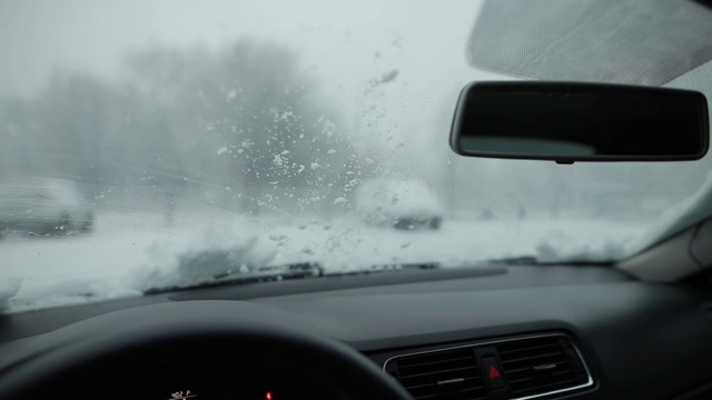 挡风玻璃刮雪器清理积雪视频素材