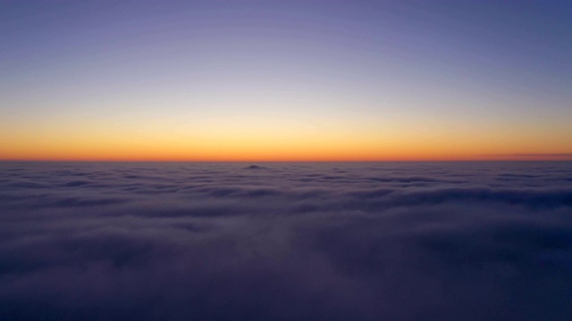 飞过晚霞和美丽的夜空视频素材