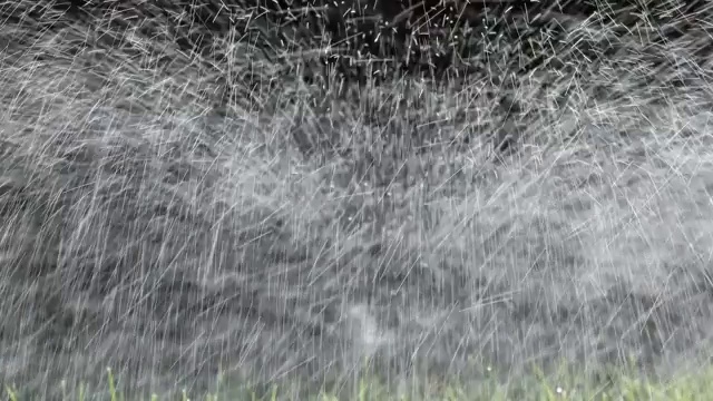 草坪浇水视频素材