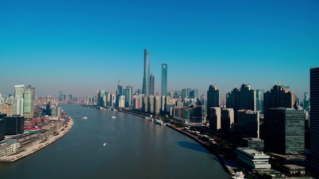 上海在日出，蓝色的天际线和黄浦江高楼大厦视频素材