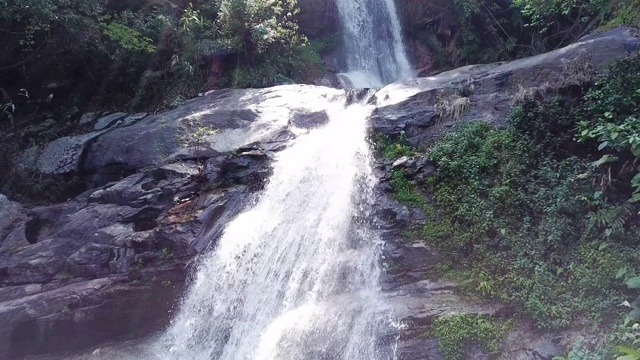 东南亚热带雨林中的瀑布，航拍视频素材