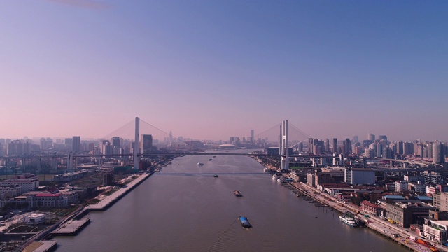 上海在日出，蓝色的天际线和黄浦江高楼大厦视频素材