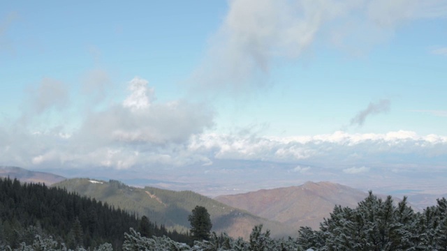 在雷特扎特山国家公园，覆盖周围山峰的低云的时间间隔视频下载