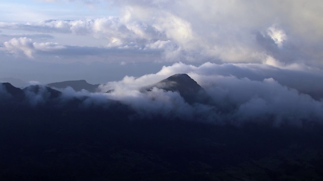 在哥伦比亚安第斯山脉被云包围的山峰鸟瞰图视频素材