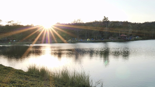 自然背景，以山川、森林和河流为景观。泰国沙拉布里自然与生态旅游研究中心。视频素材