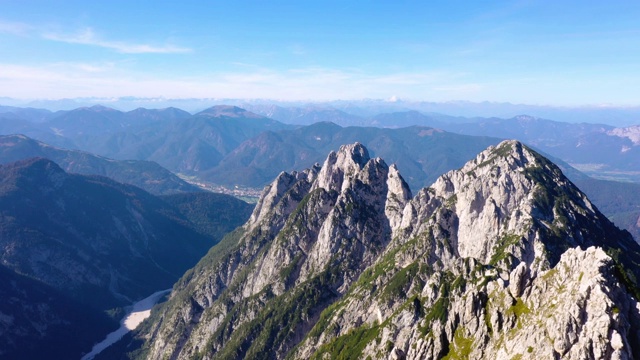 鸟瞰图，飞越山峰在朱利安阿尔卑斯山，旁边的曼加特。视频素材