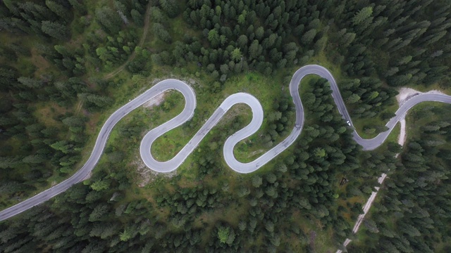 空中俯瞰森林里的山路视频素材