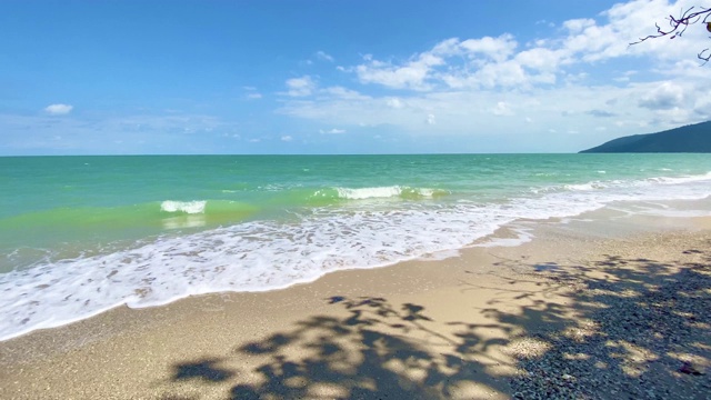 蓝色的大海和白色的海滩视频素材