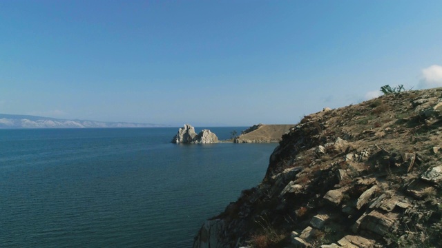 夏季贝加尔湖宁静的鸟瞰图著名的旅游目的地。视频素材