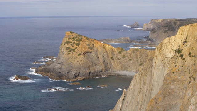 Praia da Arrifana海滩海边悬崖在Costa Vicentina，葡萄牙视频素材