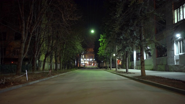 秋天夜晚，辛菲罗波尔空荡荡的街道上挂满了路灯。视频素材