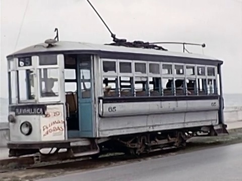 1955年古巴哈瓦那街头汽车展视频素材