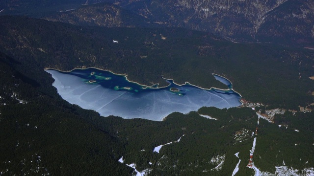 冰冻的Eibsee在Garmisch Partenkirchen附近视频素材