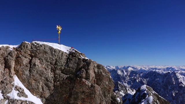 德国巴伐利亚Zugspitze的峰顶十字路口视频素材