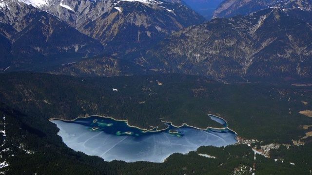 冰冻的Eibsee在Garmisch Partenkirchen附近视频素材