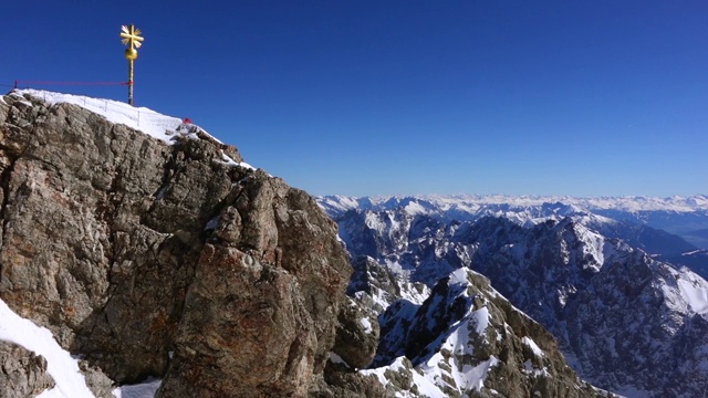 德国巴伐利亚Zugspitze的峰顶十字路口视频素材