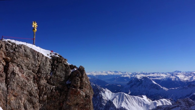 德国巴伐利亚Zugspitze的峰顶十字路口视频素材