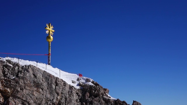 德国巴伐利亚Zugspitze的峰顶十字路口视频素材