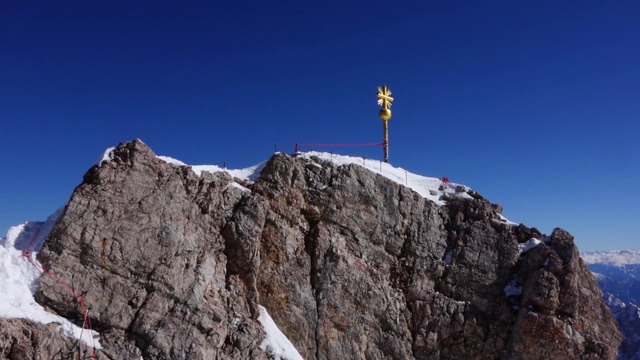 德国巴伐利亚Zugspitze的峰顶十字路口视频素材