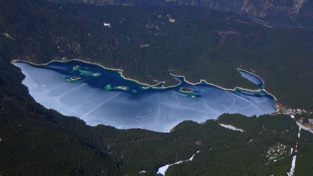 冰冻的Eibsee在Garmisch Partenkirchen附近视频素材