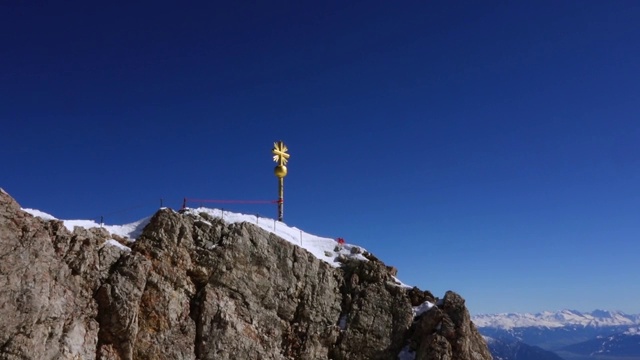 德国巴伐利亚Zugspitze的峰顶十字路口视频素材