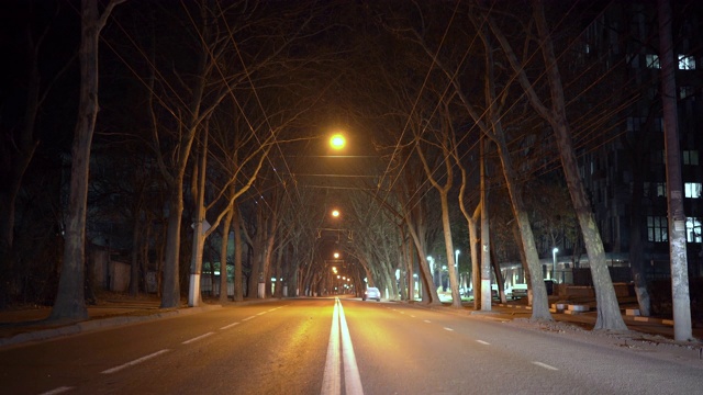 秋天夜晚，辛菲罗波尔空荡荡的街道上挂满了路灯。视频素材