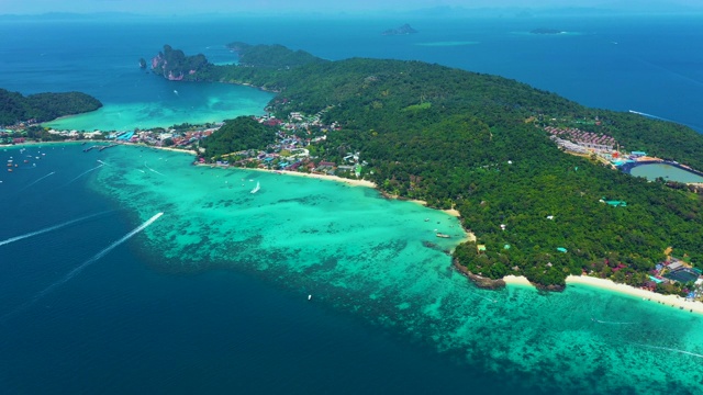 Koh Phi Phi Don -鸟瞰海湾在安达曼海从视点。热带岛屿Phi-Phi Don的天堂海岸。甲米,泰国。旅游度假背景。视频素材