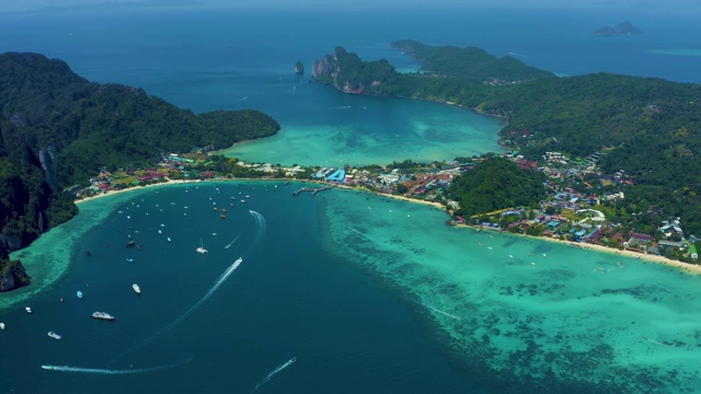 Koh Phi Phi Don -鸟瞰海湾在安达曼海从视点。热带岛屿Phi-Phi Don的天堂海岸。甲米,泰国。旅游度假背景。视频素材