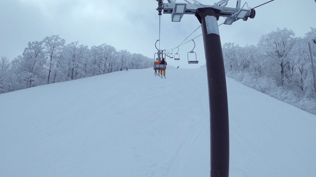 雾凇和滑雪缆车视频素材