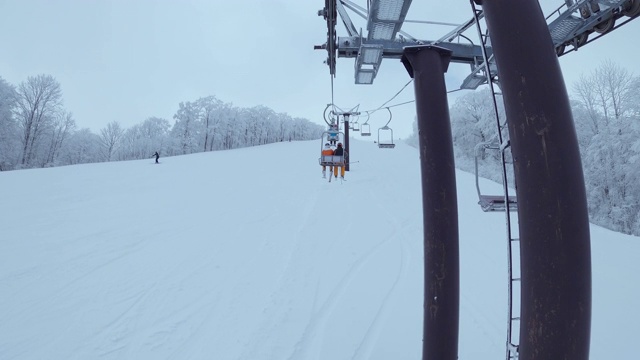 雾凇和滑雪缆车视频素材