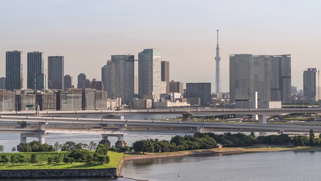 延时:空中东京彩虹桥与东京天空树和天空日本视频素材