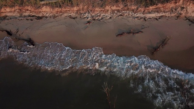 海浪击打海滩的空中鸟瞰图视频素材