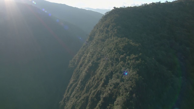 鸟瞰图的绿色山脊在哥伦比亚东部安第斯山脉附近的Fomeque，哥伦比亚视频素材