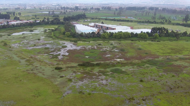 哥伦比亚波哥大的Meandro del Say湿地鸟瞰图视频素材