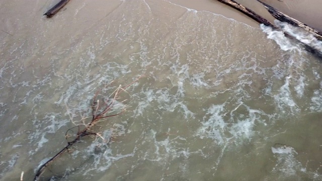 海浪击打海滩的空中鸟瞰图视频素材