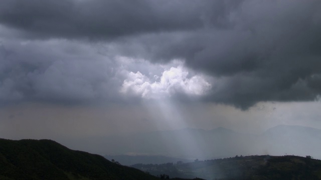 阳光的鸟瞰图通过暴风雨的云在山附近拉卡莱拉，坎迪纳马卡，哥伦比亚视频素材