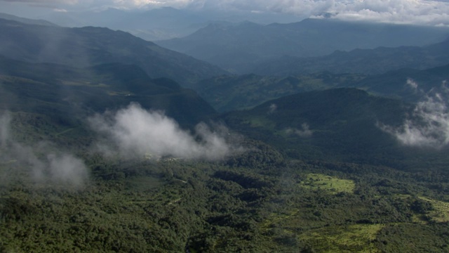 郁郁葱葱的风景鸟瞰图与山脉的背景，哥伦比亚视频素材