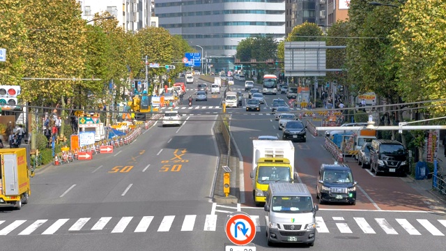 汽车在日本东京的道路上缓慢行驶视频素材