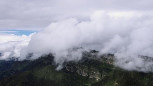 哥伦比亚绿色山脉上空的云层鸟瞰图视频素材