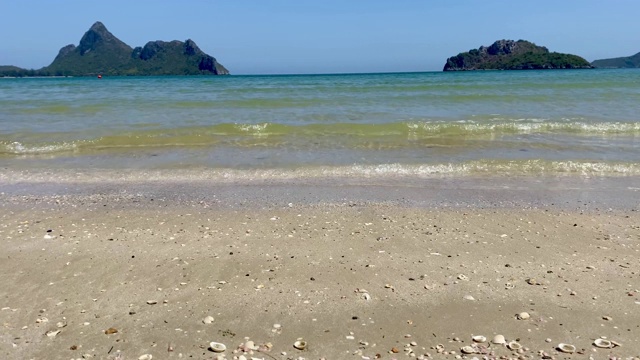 海滩和蓝色海洋热带岛屿视频素材