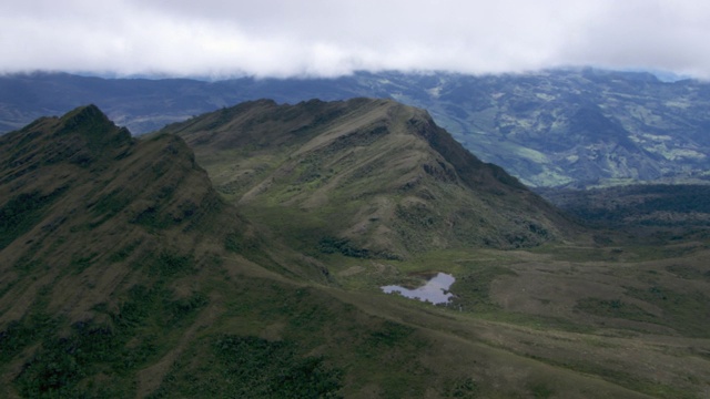 鸟瞰图科罗拉多泻湖之间的山峰在哥伦比亚安第斯山脉在钦加萨视频素材