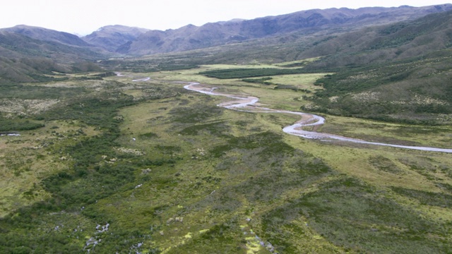 鸟瞰图瓜提瓜河蜿蜒的草地景观与哥伦比亚安第斯山脉的背景，哥伦比亚视频素材